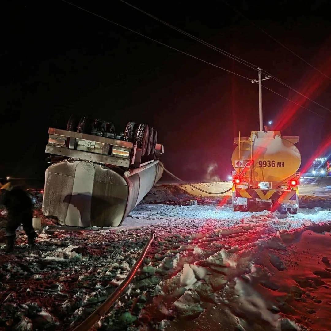 Шатахуун ачсан машин осолдож, 16 тн түлш асгарлаа